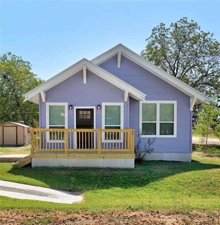 719 W 3rd St in Taylor, TX - Building Photo