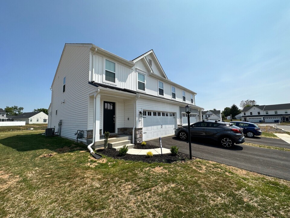 27 Shillington Ln in Carlisle, PA - Building Photo