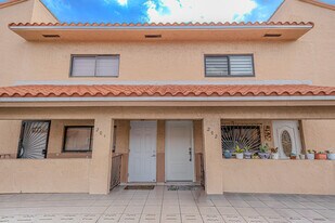 7690 W 29th Way in Hialeah, FL - Building Photo