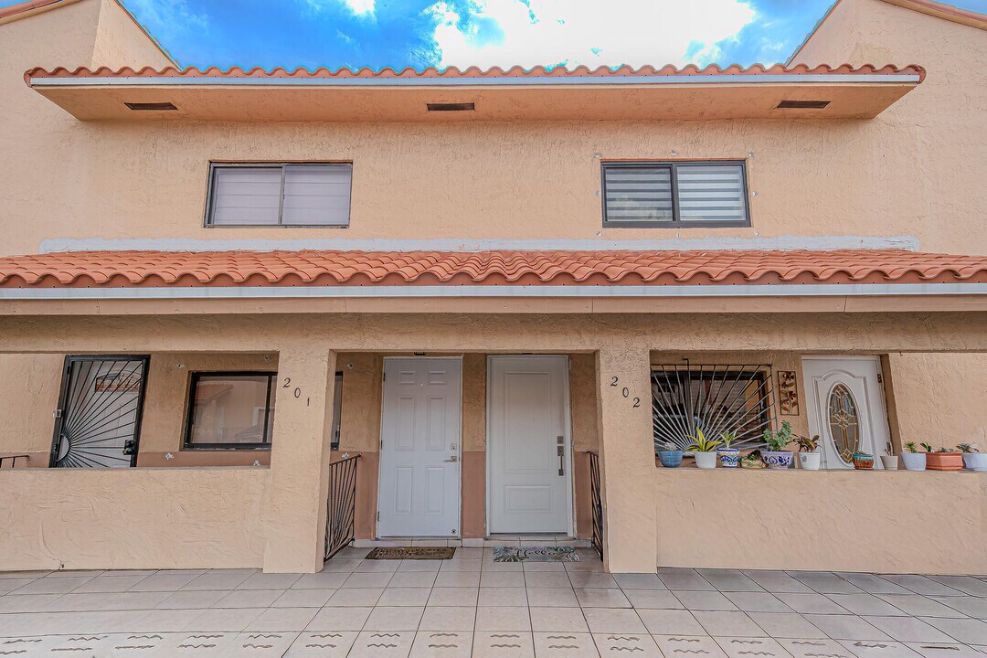 7690 W 29th Way in Hialeah, FL - Building Photo