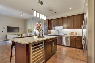 4719 Cole Ave in Dallas, TX - Foto de edificio - Building Photo