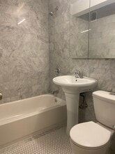319 W 13th St, Unit 2B in New York, NY - Foto de edificio - Building Photo