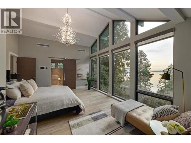 445 Mountain Dr in Lions Bay, BC - Building Photo - Building Photo