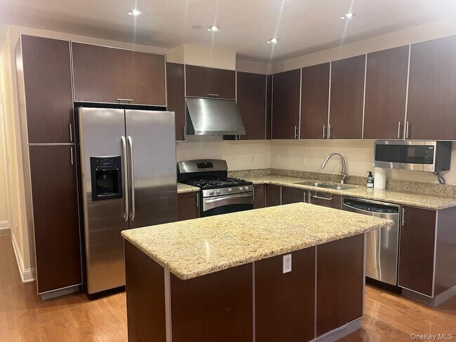 3-37B Park Cres in Queens, NY - Building Photo - Building Photo