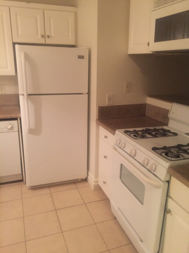 1066 Gladys Ave, Unit 3 in Long Beach, CA - Building Photo - Building Photo