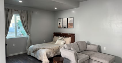 16919 Hartland St in Van Nuys, CA - Foto de edificio - Building Photo