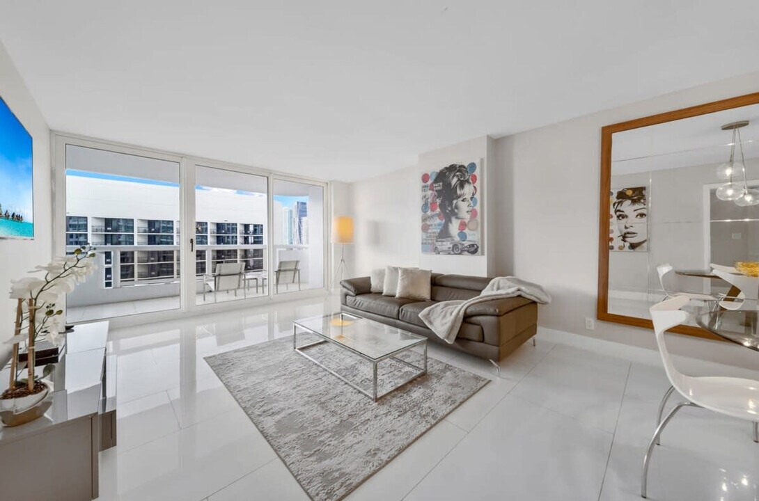 1717 N Bayshore Dr in Miami, FL - Building Photo