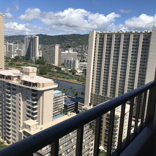 2240 Kuhio Ave, Unit 2513 in Honolulu, HI - Foto de edificio - Building Photo