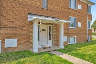 18997 Hilliard Blvd in Rocky River, OH - Building Photo