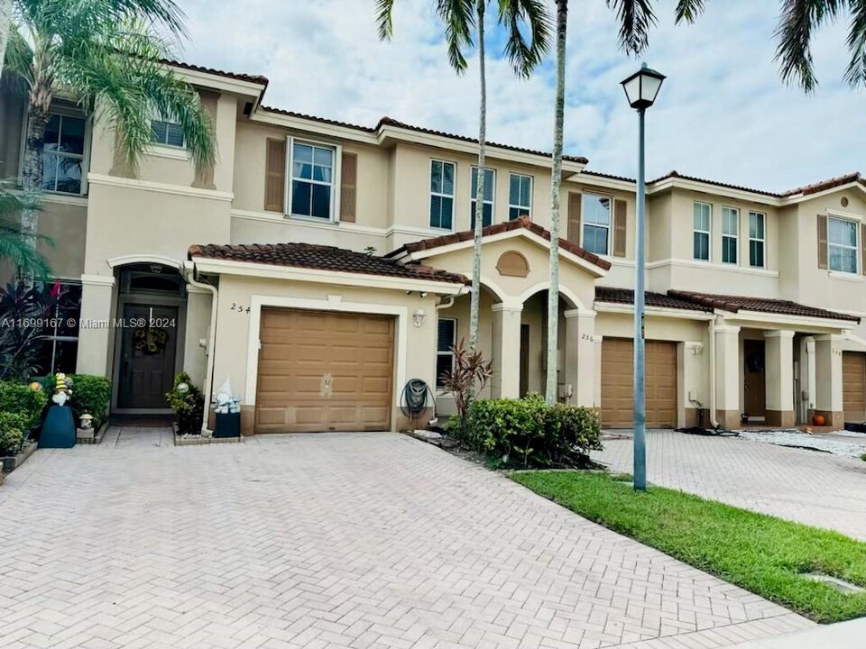 254 Riverwalk Cir in Sunrise, FL - Building Photo