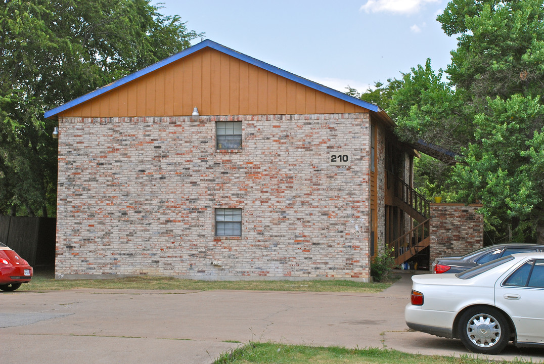210 Renfro St in Grand Prairie, TX - Foto de edificio