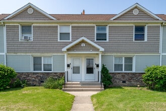 Packard Court in Niagara Falls, NY - Building Photo - Building Photo