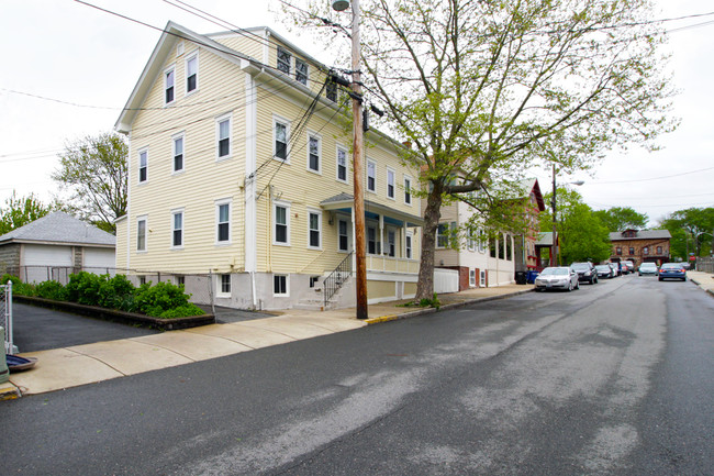 32 Dearborn St in Newport, RI - Building Photo - Primary Photo