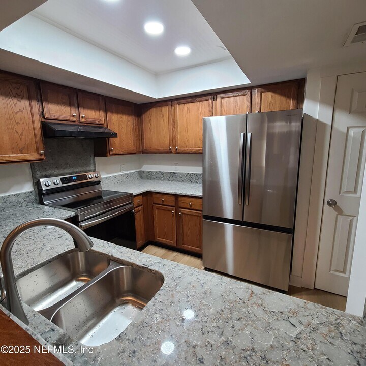 2410 Ironstone Dr W in Jacksonville, FL - Foto de edificio