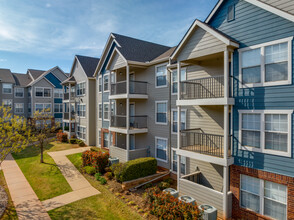 Fountain Lake Apartments in Edmond, OK - Foto de edificio - Building Photo