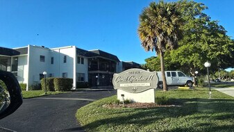 2810 Riverside Dr in Coral Springs, FL - Building Photo