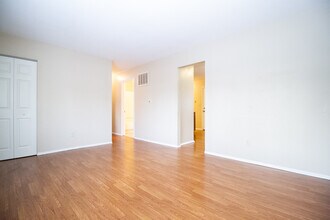 2038 Airline Ave in Toledo, OH - Building Photo - Building Photo