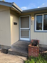 839 N 3rd Pl in Springfield, OR - Building Photo - Building Photo