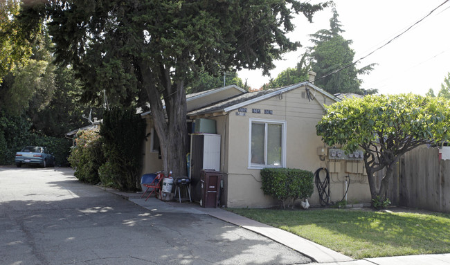 Robin Street Apartments in San Leandro, CA - Building Photo - Building Photo