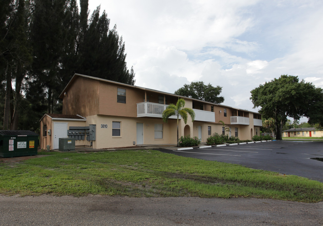 3810 Lora St in Ft. Myers, FL - Foto de edificio