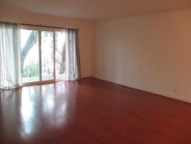 15344 Weddington St, Unit 216 in Sherman Oaks, CA - Building Photo - Building Photo