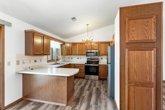 652 Millbrook Dr in Neenah, WI - Building Photo - Building Photo