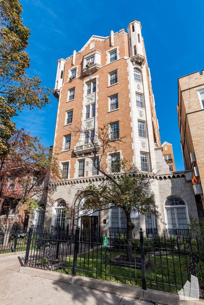 4521 Malden St, Unit 207 in Chicago, IL - Building Photo - Building Photo