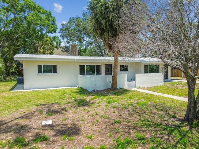 695 Sunset Dr in Tarpon Springs, FL - Building Photo - Building Photo