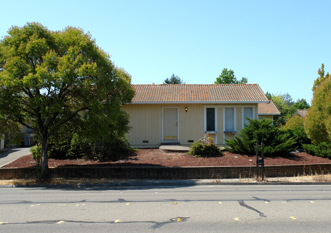 1717 Mission Blvd in Santa Rosa, CA - Foto de edificio - Building Photo