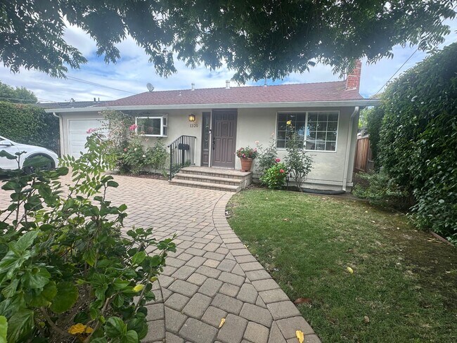 1320 Windermere Ave in Menlo Park, CA - Building Photo - Building Photo