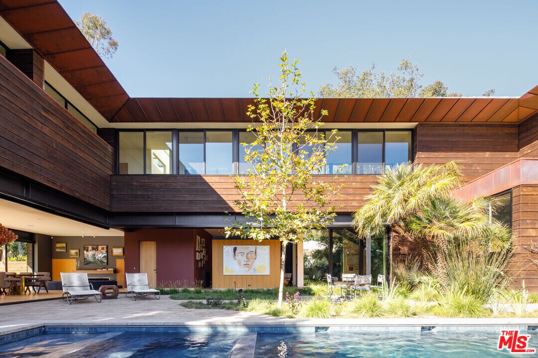 527 Latimer Rd in Santa Monica, CA - Building Photo