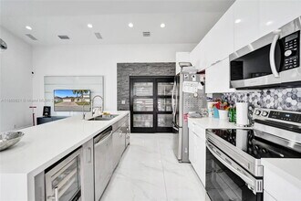 4955 SW 33rd Ave in Fort Lauderdale, FL - Foto de edificio - Building Photo