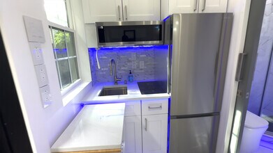 196 Danforth Ave, Unit Tiny Home in Jersey City, NJ - Foto de edificio - Building Photo