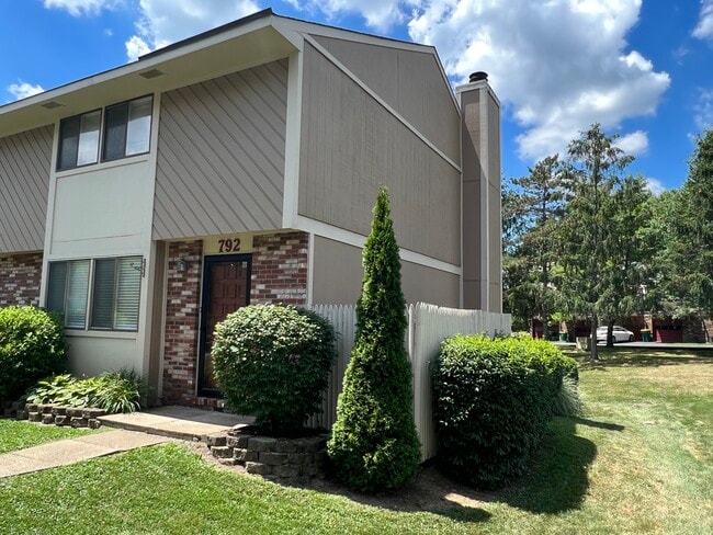 792 Wheatland Cir in Bridgeville, PA - Building Photo - Building Photo