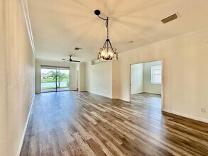 1823 Alameda Dr in Naples, FL - Foto de edificio - Building Photo