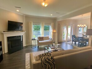 615 Metro Sta in Apex, NC - Foto de edificio - Building Photo