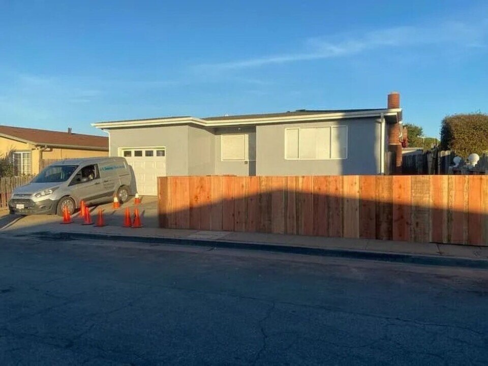 1674 Kenneth St in Seaside, CA - Building Photo