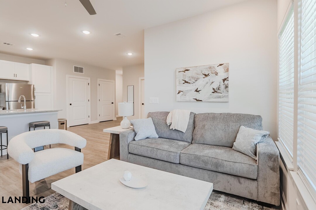 5001 Willowgate Loop, Unit 02-2405 in Tice, FL - Foto de edificio