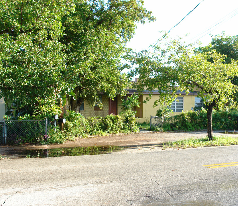 1275 NE 127th St in Miami, FL - Foto de edificio