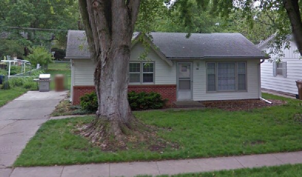 1332 Meadowdale Dr in Lincoln, NE - Building Photo