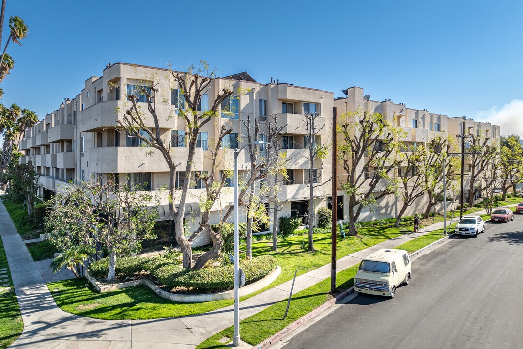 Sherman Court in Reseda, CA - Building Photo