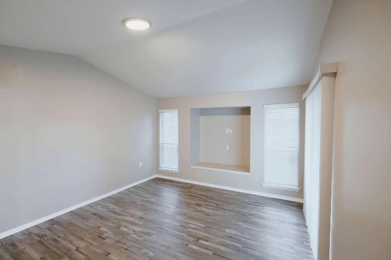 390 Shady Ln Dr in Fort Worth, TX - Building Photo