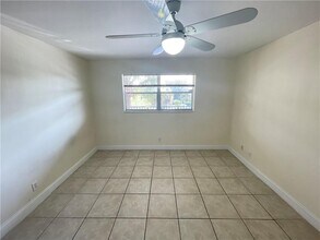 8051 Colony Cir S, Unit 205 in Tamarac, FL - Foto de edificio - Building Photo