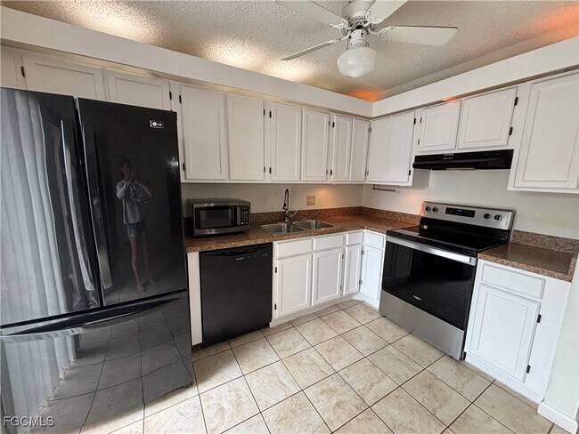 5201 Cedarbend Dr in Ft. Myers, FL - Building Photo - Building Photo