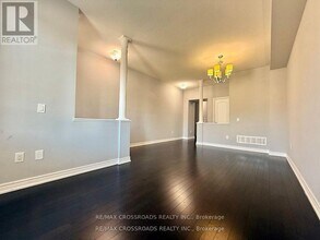 205 Laker Ct in Newmarket, ON - Building Photo - Building Photo