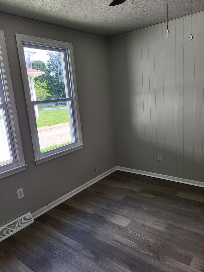 property at 402 N Mulberry St