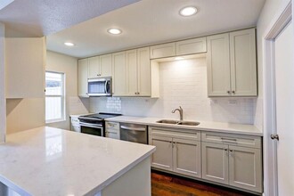 12605 Huntingwick Dr in Houston, TX - Building Photo - Building Photo