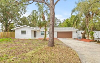 2255 S Lagoon Cir in Clearwater, FL - Building Photo - Building Photo