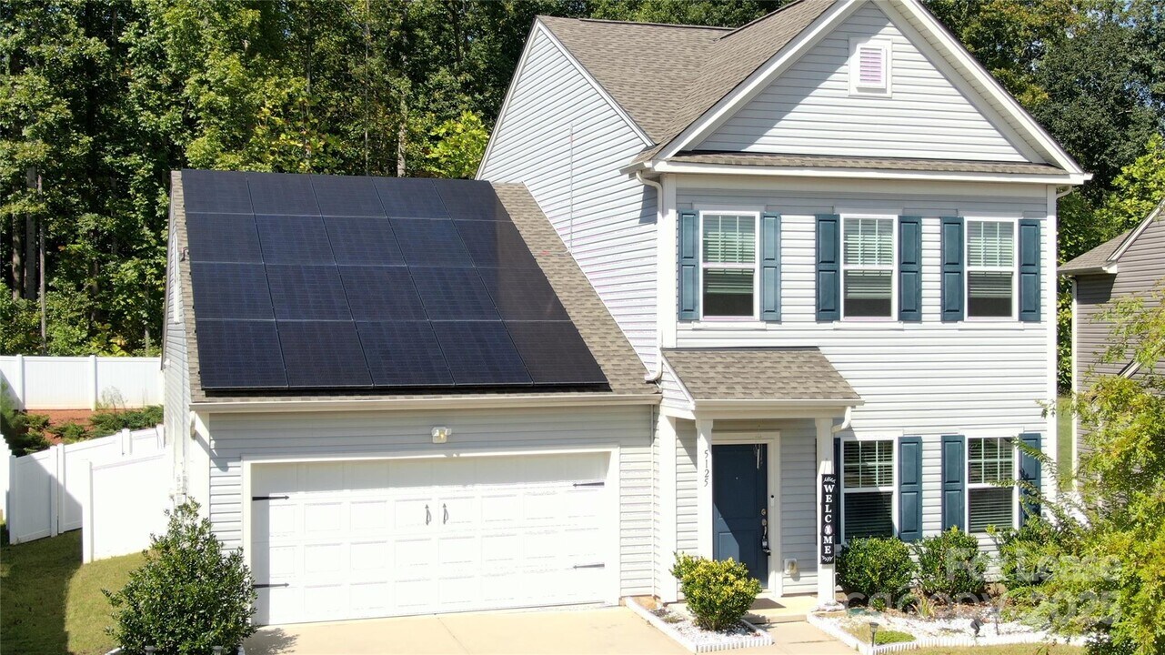 5125 Saddleback Dr in Mount Holly, NC - Building Photo
