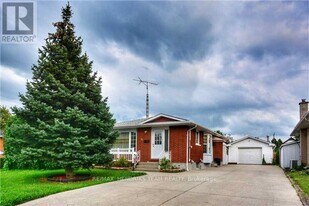 14 Rendale Ave in St Catharines, ON - Building Photo